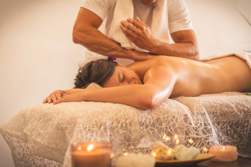 Masáže Havajská masáž (Lomi Lomi) 